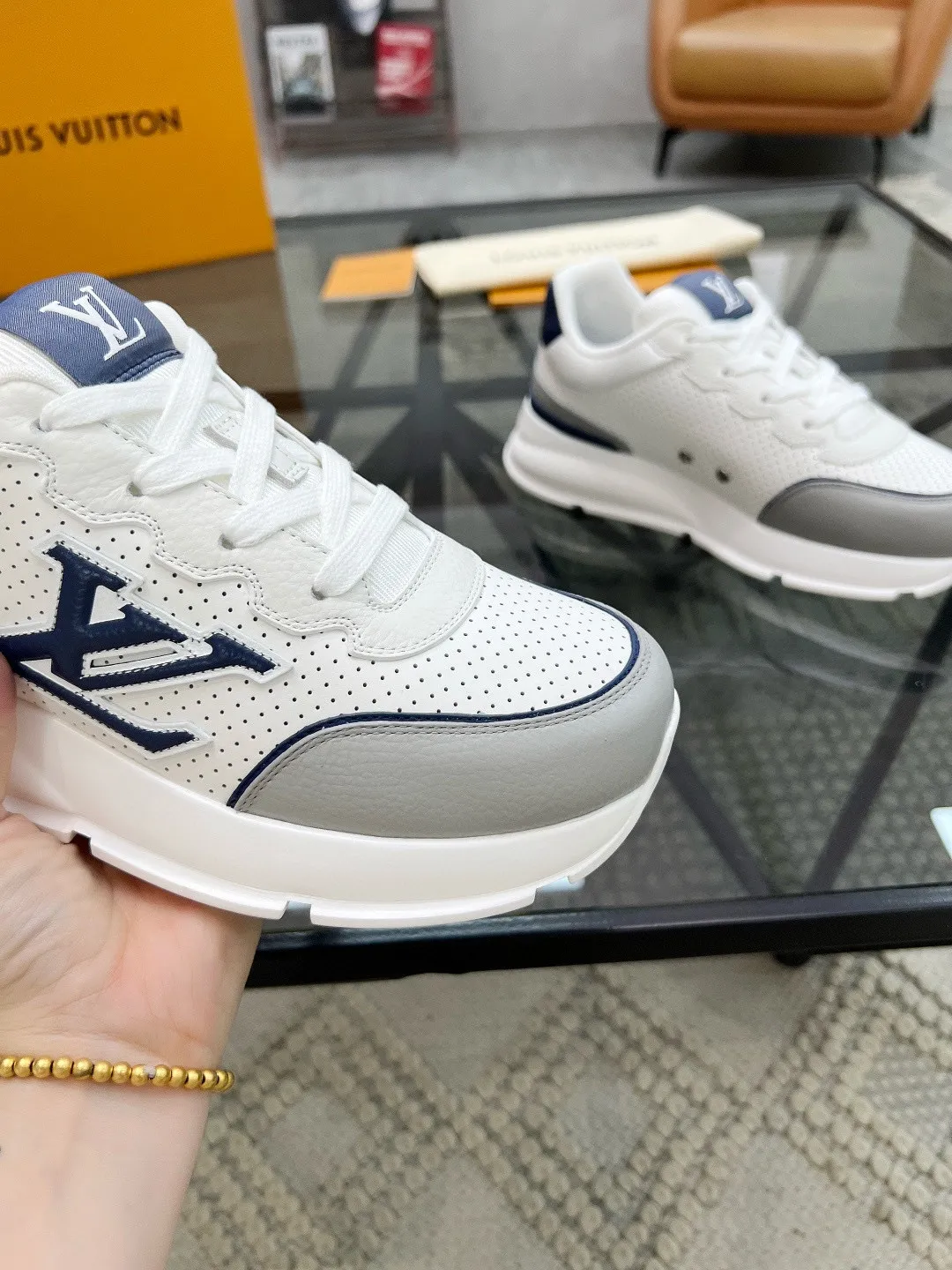 Factory price: 460💰Lv🔍Top purchasing agent🇮🇹 Road The most popular sports shoes for street men are available at the same counter. The uppers are imported cowhide fabrics from Italy, high-quality spliced colorful and complex handicrafts, imported comfortable mesh linings, soles: original soles specially provided by the original factory, T men's men's shoes 💰U foam exclusive movable molded soles are super comfortable, original factory and single goods, 🔍🔍high quality, you can enter and exit the counter at will, welcome to compare, code number 38-44, (45 customized)